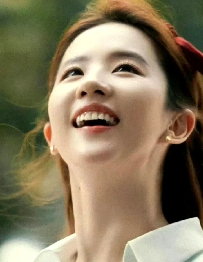 神仙姐姐真美，网友建议牙齿修整一下更完美。