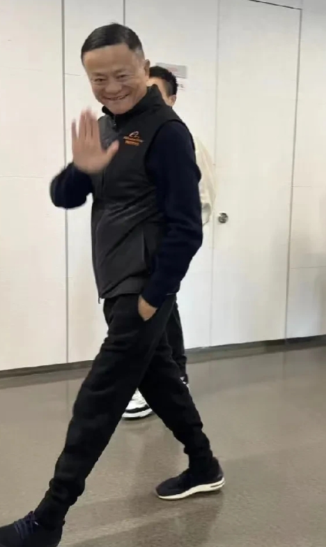 马云今天挺兴奋的出来了。穿了一双老布鞋，我想这个老布鞋大概30块钱。结果有人po