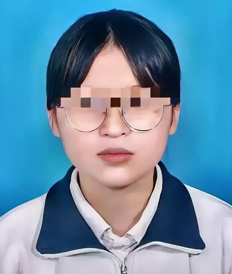 最近看到一个新闻，真让人感慨。
海口有个15岁的小女孩玩手机玩得忘乎所以，她爸爸