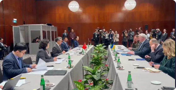 大俄想通过老美私下达成停火协议可不是那么容易的。

首先要问最大的受害者乌克兰的