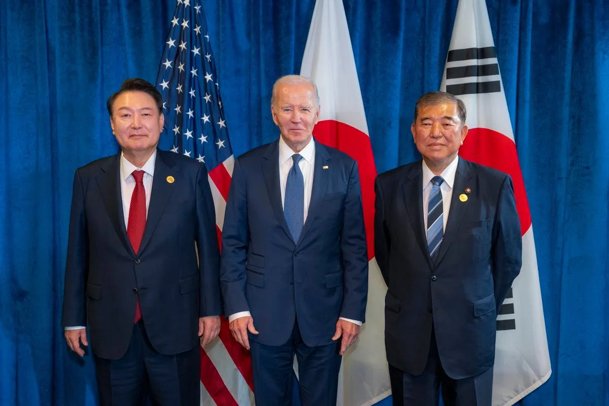 这三人站在一起居然是石破茂看上去最不机灵 。