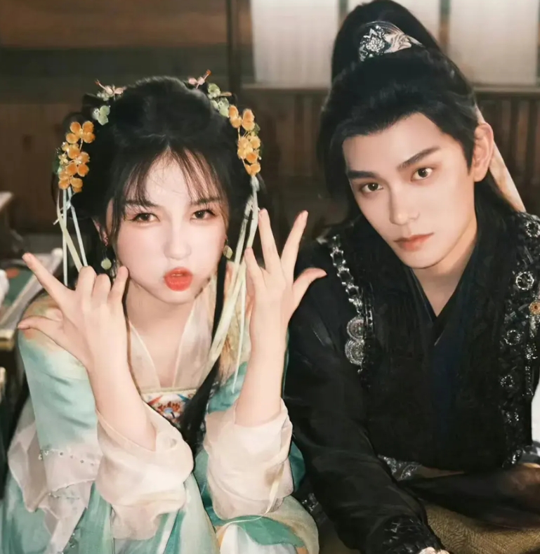 《珠帘玉幕》打不过《永夜星河》，3点原因。

1.cp感，赵露思瘦小，刘宇宁大高