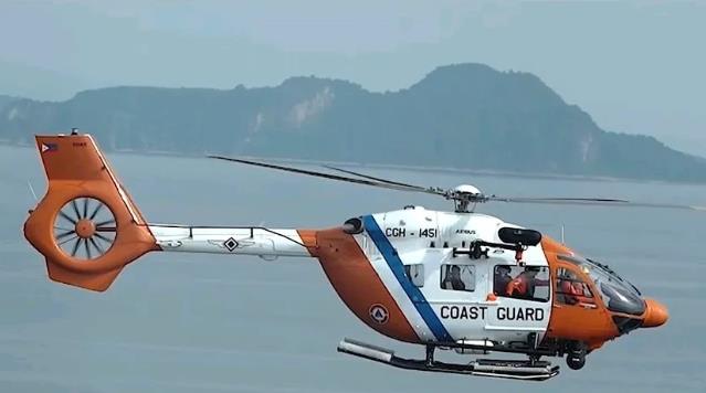 下图就是今天菲律宾向仙宾礁内海警船进行空投的那架H145型直升机。就这小身板，又