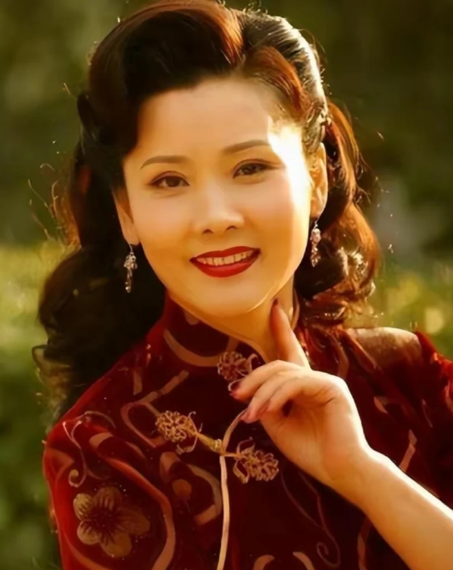 何赛飞怀孕时，张国荣送一张自己的海报给她