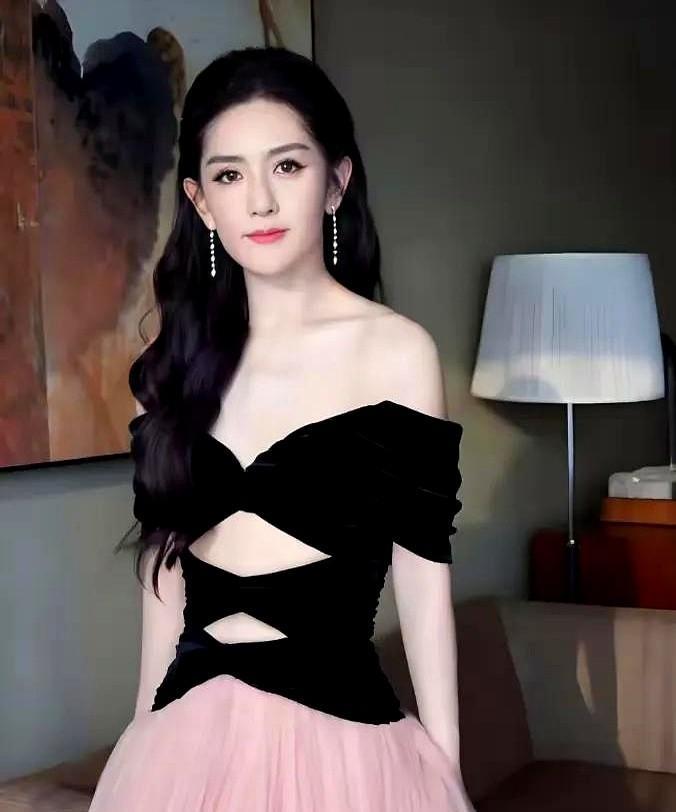 谢娜家小宝宝出生，评论区成这样！

娜姐终于升职为幸福四口之家，杰哥要开始晒娃了