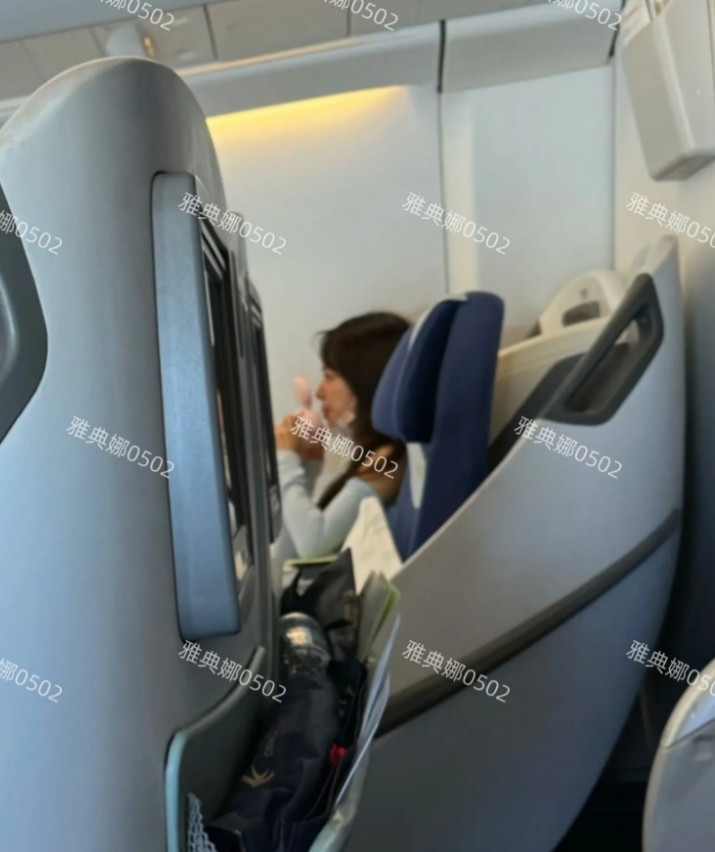 飞机头等舱偶遇蔡依林，本人超级瘦小一点儿也看不出她已经44岁了，她不吃飞机餐吃自