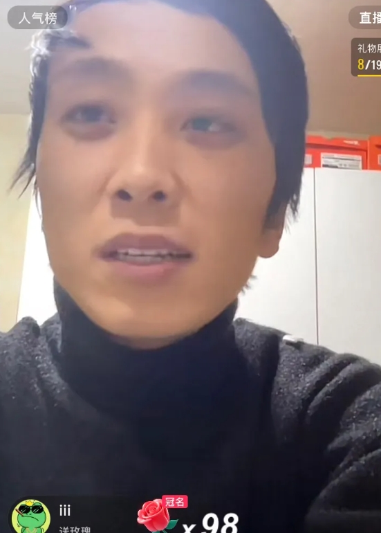 盛祝宝开直播，直播间4万人，他说他打工时干体力活，一天十几个小时，回去不脱衣服就