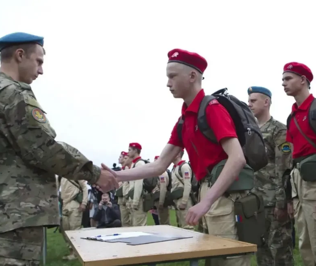 难怪俄罗斯征兵要排队！很多俄军新兵一旦上了战场，估计一辈子没见过这么大的钱。