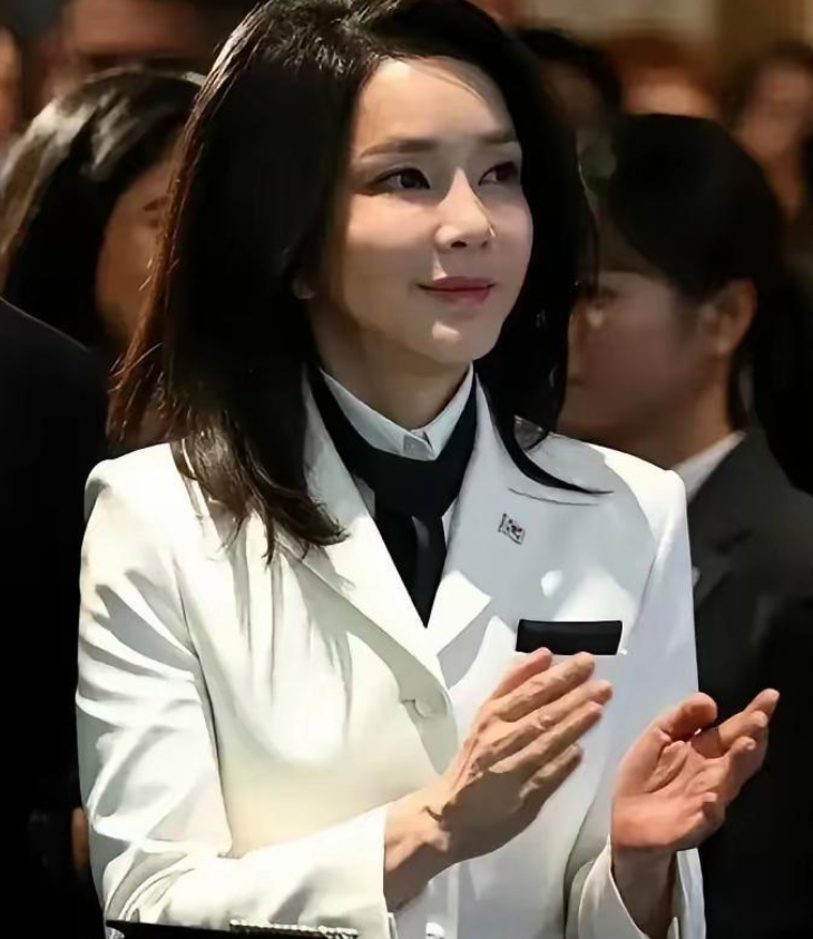 韩国第一夫人金建希内心到底有多强大，真不是普通人能想象。

在尹锡悦被带走调查的