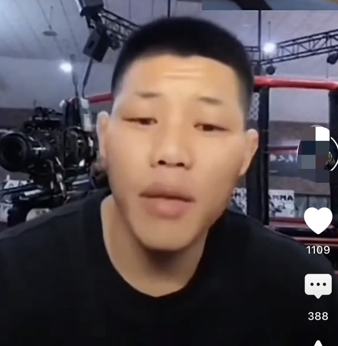 李景亮为啥会输？

1.本身技术就不行，身体僵硬，柔韧性差，经常轮一拳踢一脚给自