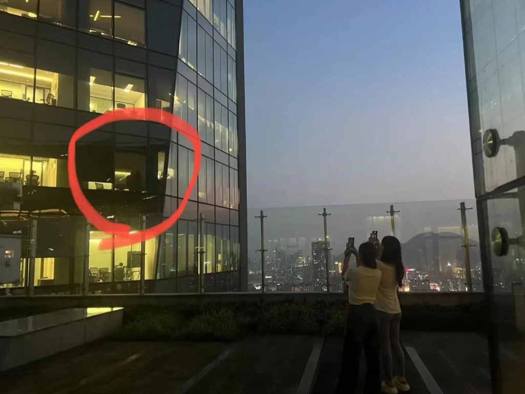 大厂员工也玩的太花了！网传腾讯滨海大厦有员工在公关室里打炮。

情到深处不由自主