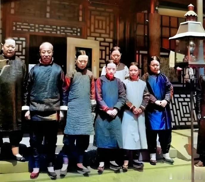 1887年12月，河北保定的一座豪宅内，灯火辉煌，烛光摇曳。在这座以金钱和地位为