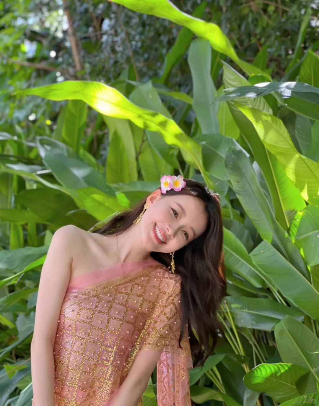 孙怡自从离婚后感觉她任何时候都是笑眯眯的，她没离婚前上明侦的时候束手束脚的，就很