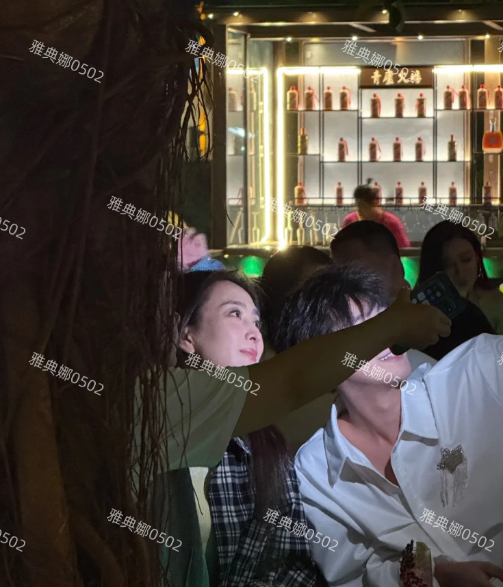 三亚夜市偶遇马苏，本人没有电视上好看，脸有点儿长，长得也比较老毕竟43岁了，年龄