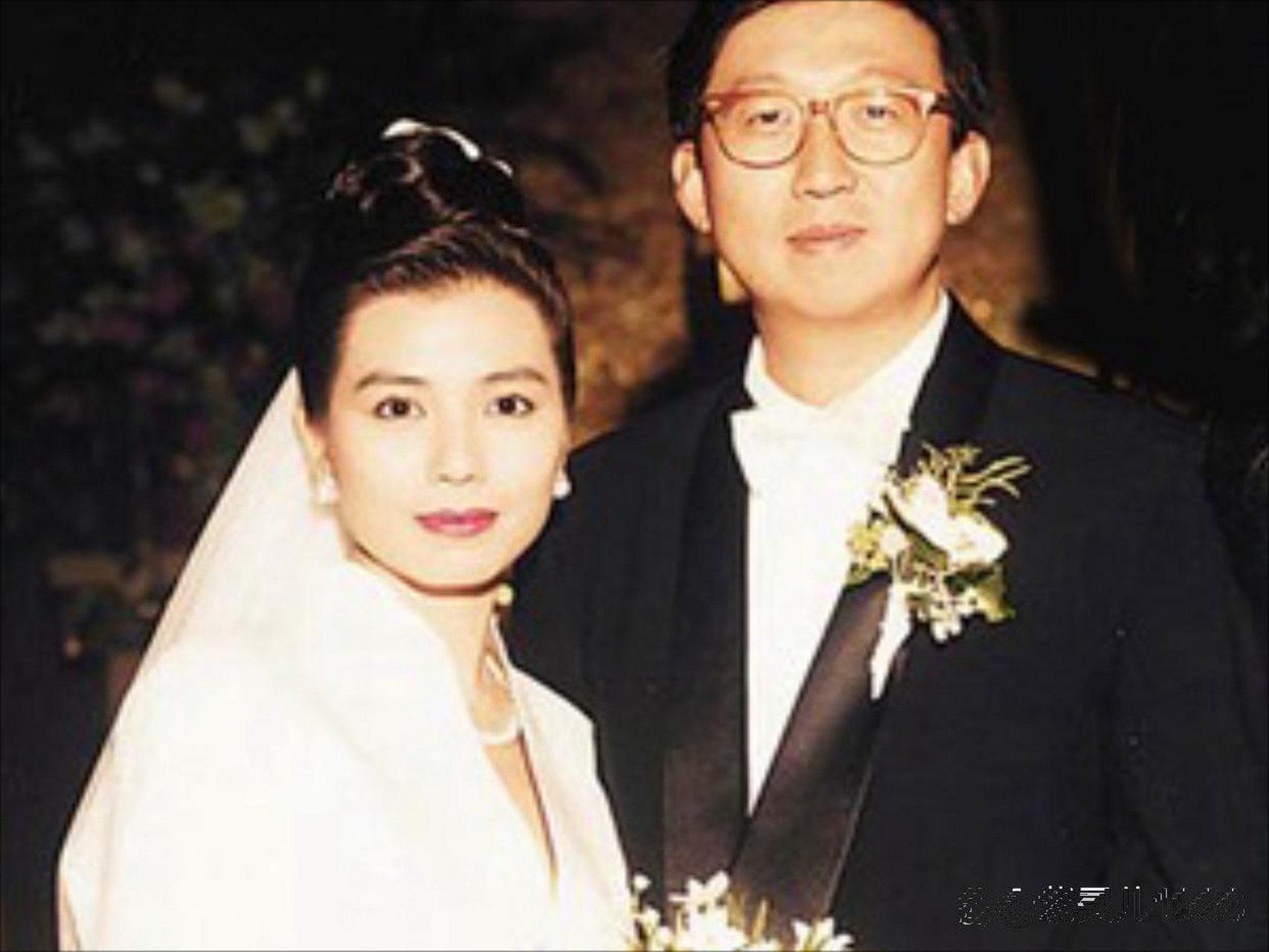 那年，有一位富商邀请钟楚红共进晚餐，他自信地说：“陪我吃个饭，这条800万的钻石