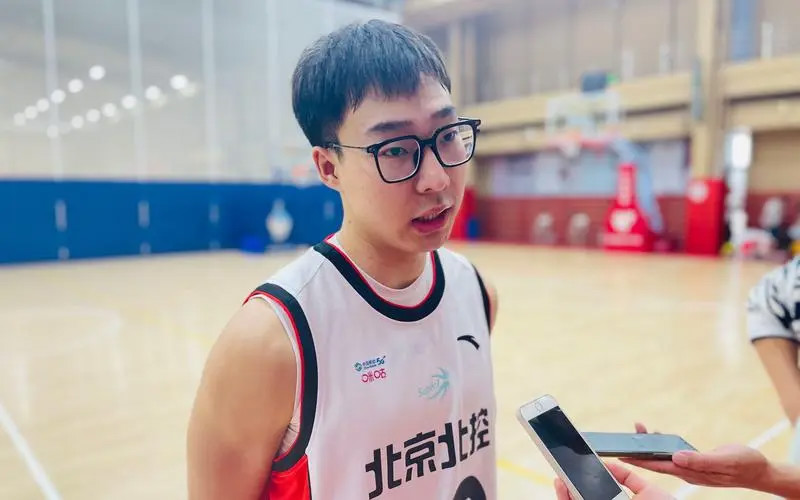北控队的球员也开始兼任球队主帅，他就是杨皓喆，因为原主帅张涛离队，他们的队员杨皓