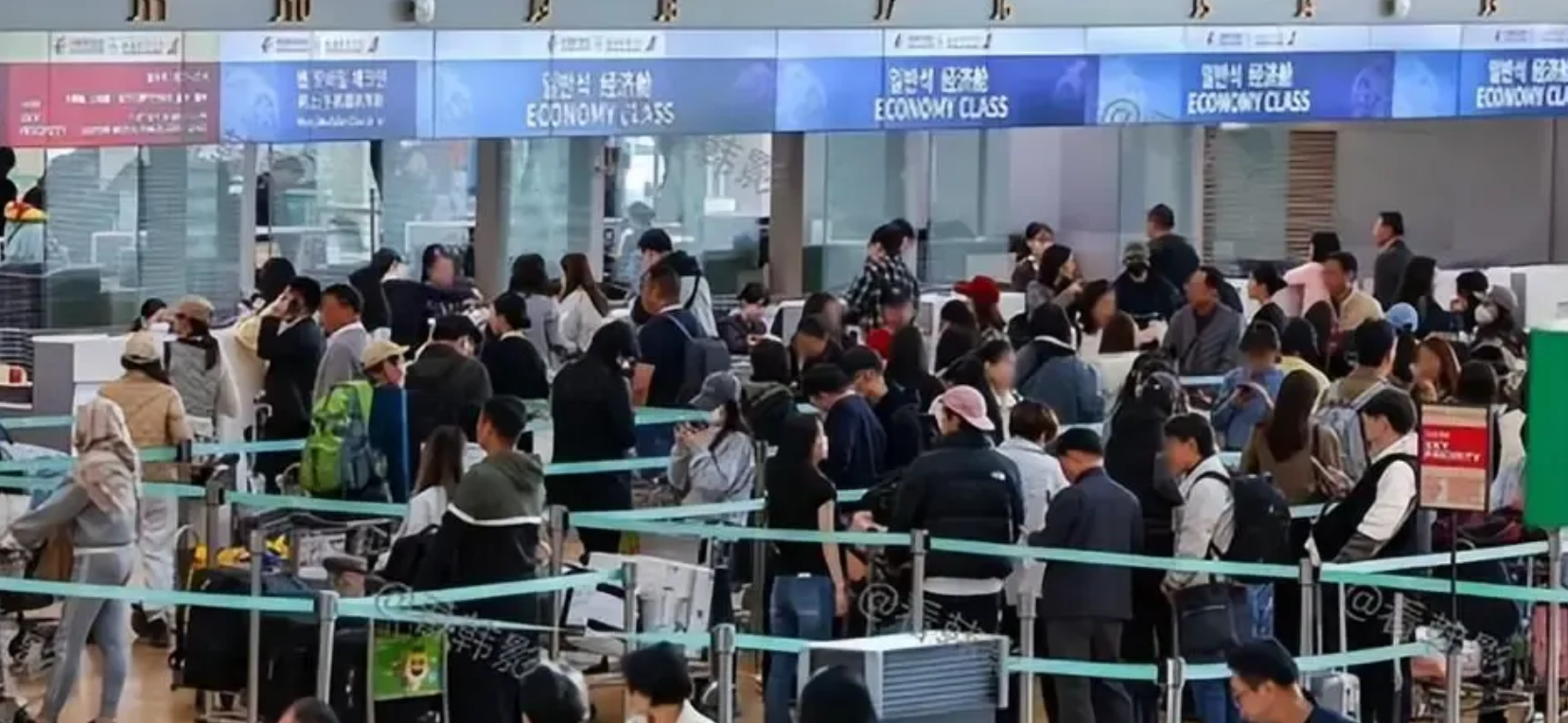 韩国人都疯了

1，据了解韩国机场从昨天开始一直人满为患，原因竟然是我囯对韩实行