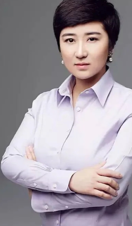 张纪中大女儿十分优秀，年纪比他的老婆杜星霖还要大3岁。
张纪中的的大女儿居然是原