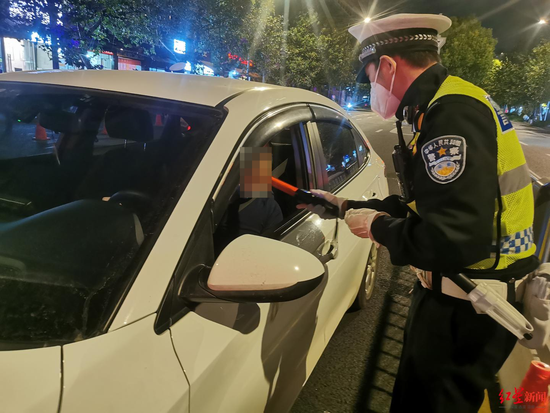 近日，江苏交警查酒驾，一司机弃车逃跑，连跳3次河，好容易把他捞上来，一检查，没想