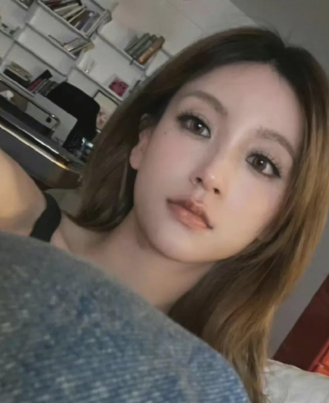  
 
 
赵磊和女友手持结婚证的照片在社交平台曝光。两人对着镜头笑容灿烂，红色