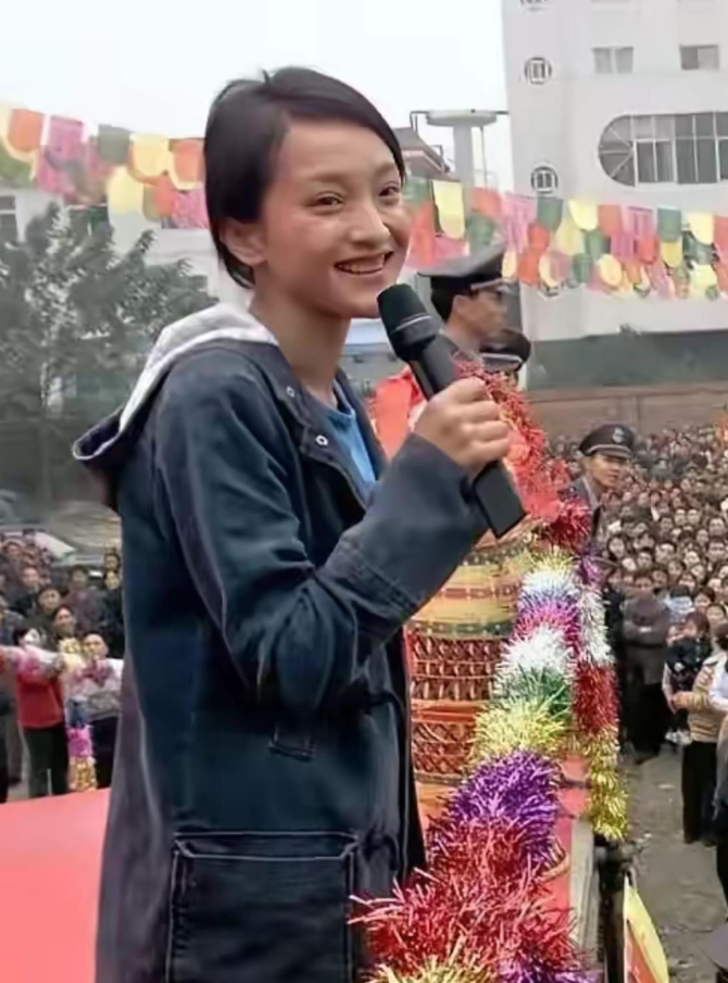 周迅早期素颜的相片，感觉就如同路人。为什么面对这么多的观众却不化妆呢？
