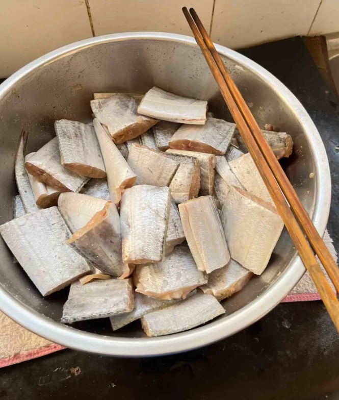 真的很生气啊！[发怒]每次过年我舅妈都要做菜，我也想下厨露一手，她就让我当她助手