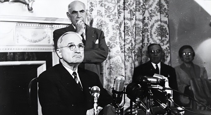 1950年10月，抗美援朝战争打响。12月，美国宣布冻结中国8亿美元资产。中国反