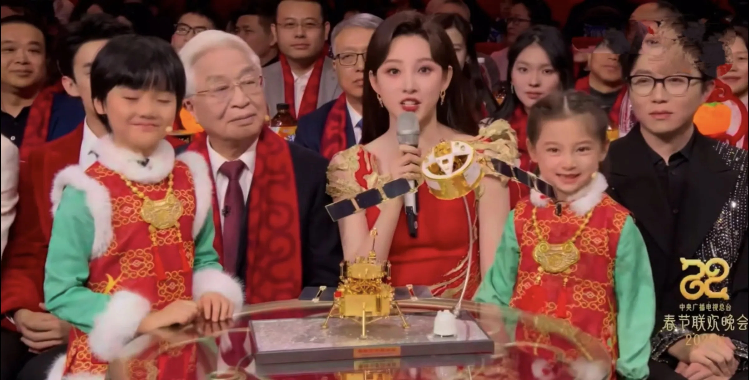 大家认识马凡舒身边的这两个小朋友吗，他俩都是2024年两部大爆剧的小演员

左边