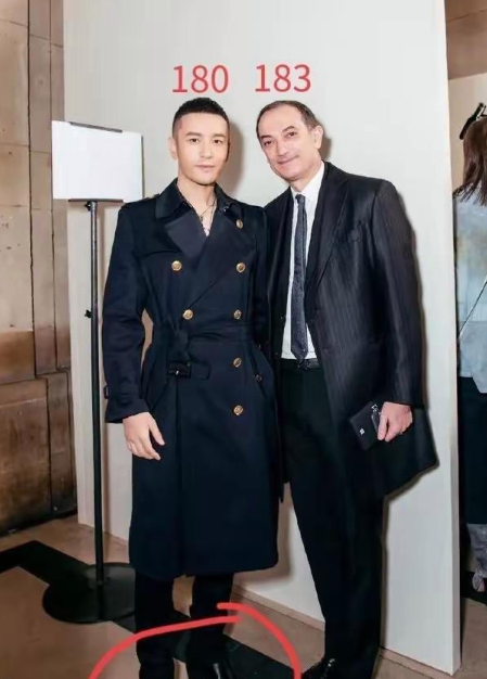 黄晓明这次在巴黎时装周上也是拼了，为了看起来更高大威猛，直接上了高跟鞋。

黄晓