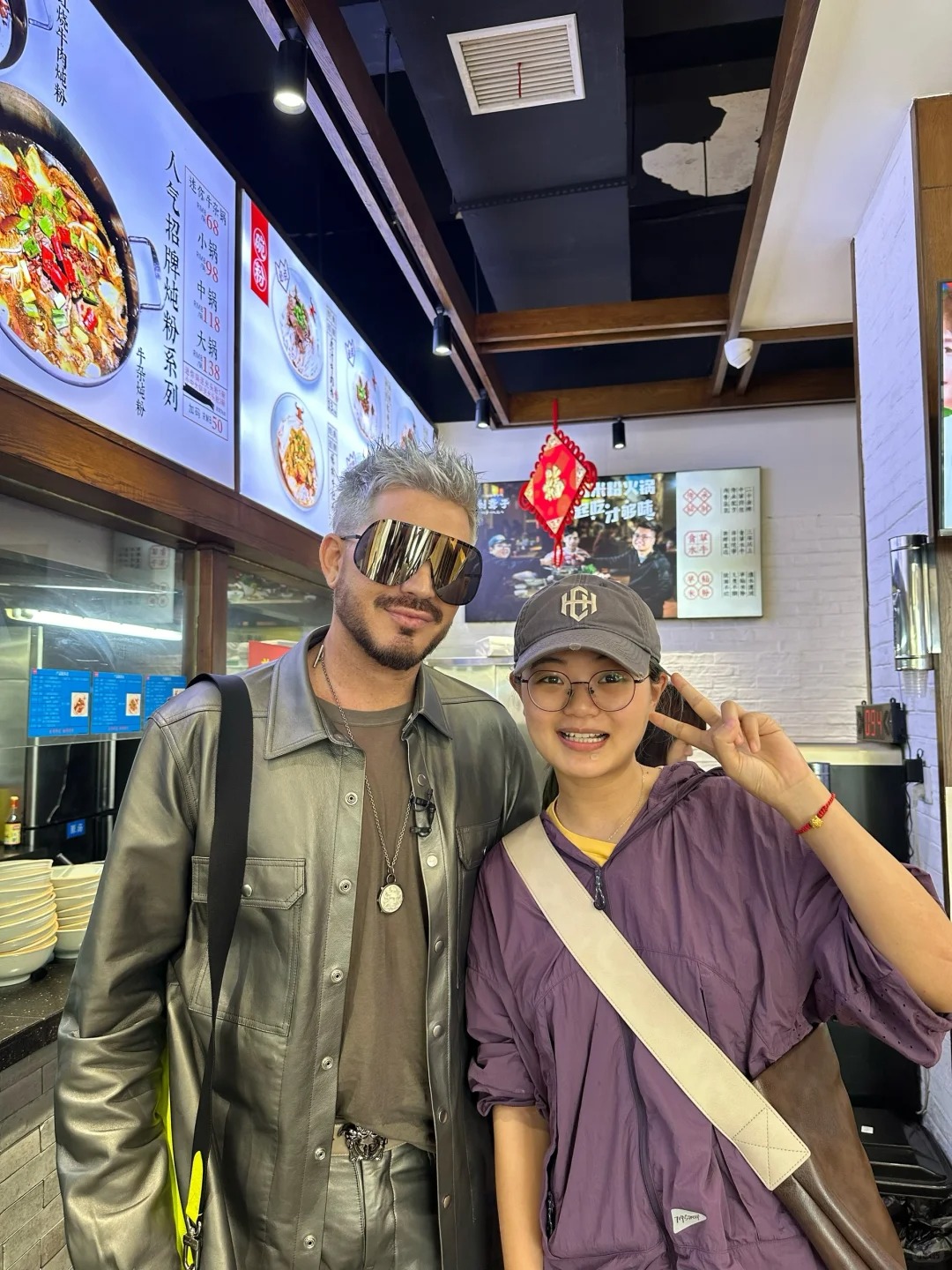 🥳🥳住广电素颜嗦粉遇到亚当！！
住广电附近只是去嗦个粉而已！遇到亚当和刘柏辛