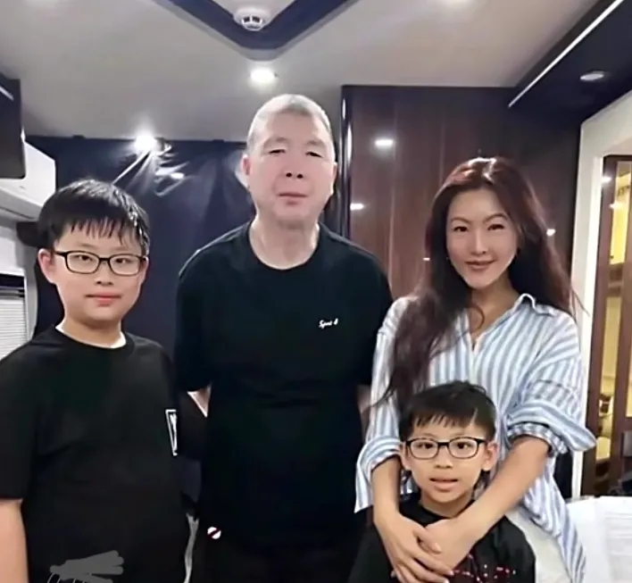 冯小刚和女儿、外孙子的合照。他看着苍老了好多，白癜风有点严重好像开了大头特效，看