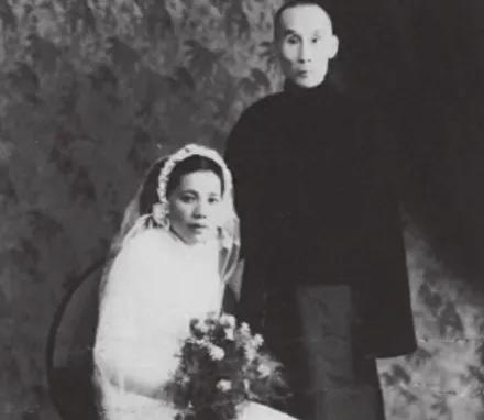 1932年，19岁的张晓芳在母亲的强制下嫁给52岁已婚富豪，她强忍泪水:“比我爹
