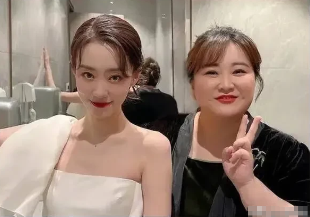 演员张小斐说：有一次我失恋了，特别难受，开车到贾玲家楼下，想上她家坐会儿，可给她