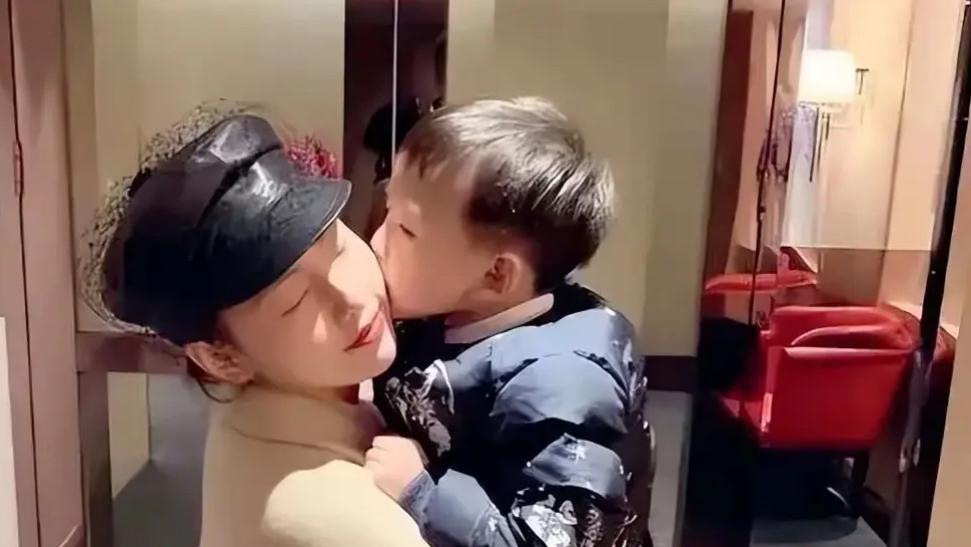 买超求婚邵晴，张嘉倪嫁他八年，生育两子没办婚礼，可能净身出户