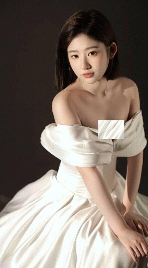 黄一鸣一袭白纱，尽显风采