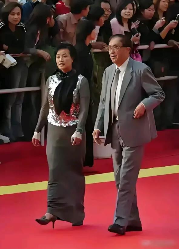 刘晓庆身边这位老头，可不简单，是她的贵人，你能认出来老头是谁吗？