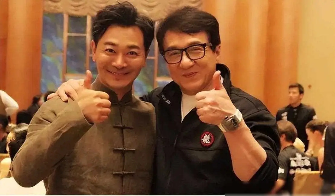 有一次，郭德纲问吴樾：听说你很能打，一次能打几个？吴樾：他们拿武器的话三四个吧！