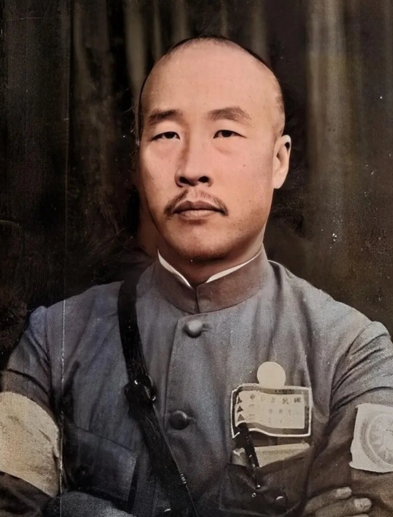 1938年1月19日，在军法会审中，何应钦问韩复榘：“你为何把济南放弃了？”
