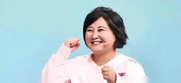 贾玲最近退出春晚、接不到综艺、解散公司，一句话概括：

她是演员、导演、公司老板