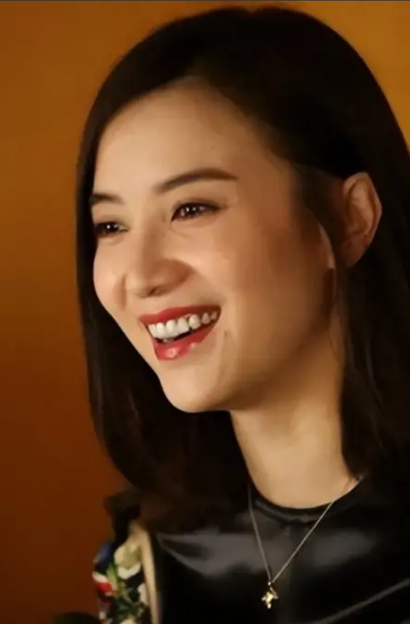 演员，宋佳说，辛苦了两个月，去了华坪拍戏，临走，我捐出了一百万元，剧组给了六百万