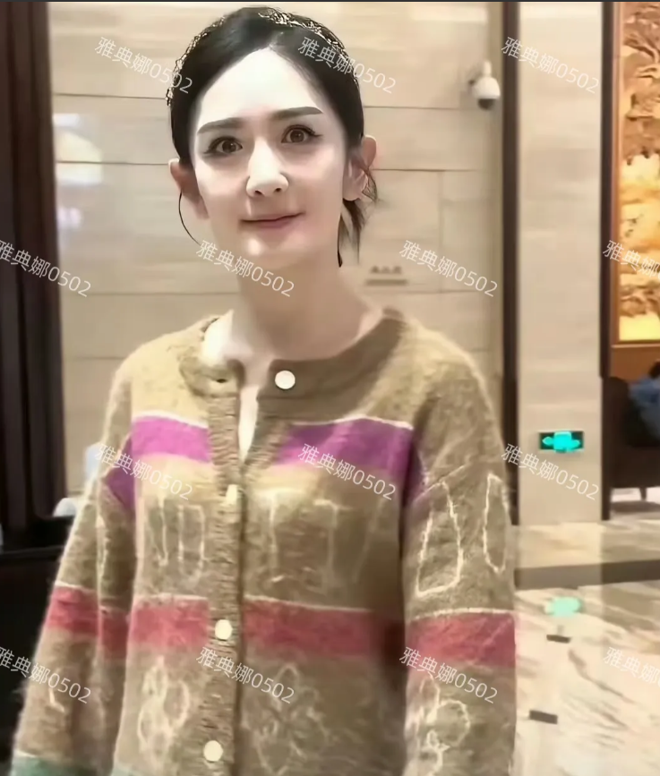 谢娜好奇怪，她明明美颜开到最大，脸上也没有皱纹，就输感觉她老了，原来衰老不仅指的