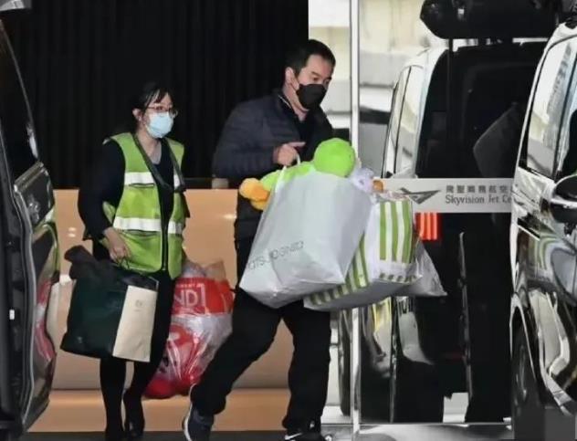 小S把她姐放她家里多好呀！两个孩子那么小天天守着妈妈的骨灰，对孩子心里造成多大的
