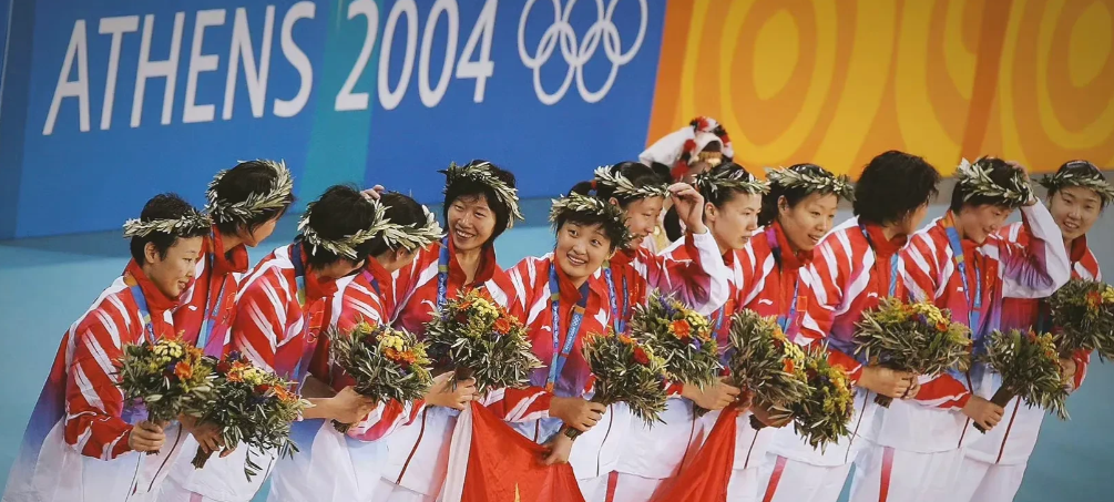 中国女排雅典奥运会20周年！20年前的那个夜晚，中国女排0:2落后俄罗斯，第三局