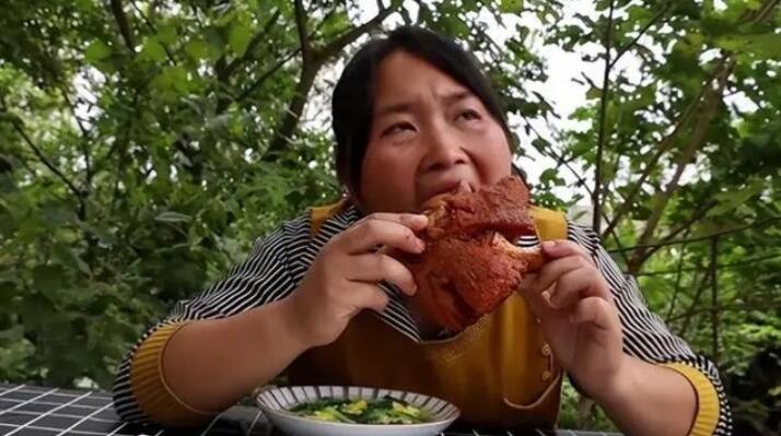 吃播为博眼球，吞下两斤纯肥肉
在如今的网络直播行业中，吃播作为一种独特的直播形式