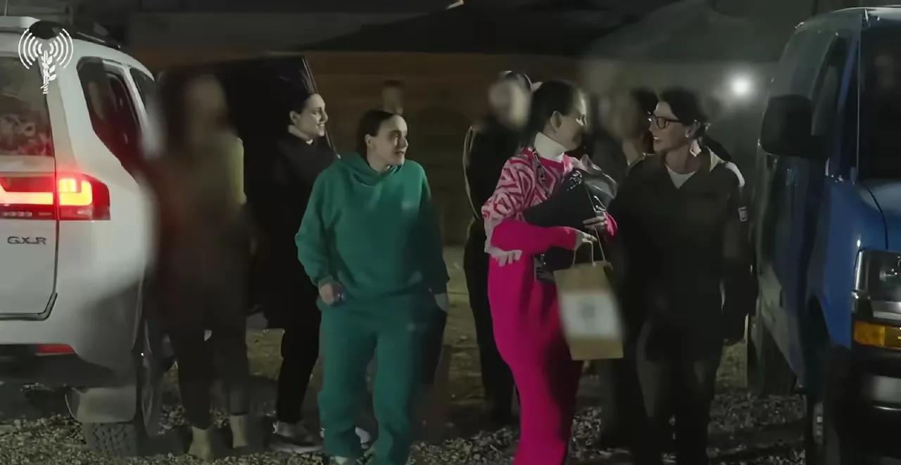 哈马斯太人道了！3名被释放的以色列女子，被关押了400多天，不但没瘦，反而胖了几
