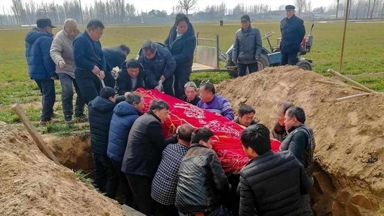 四川一算命先生被当街捅死，凶手被捕大怒: 他算的太准害我10年