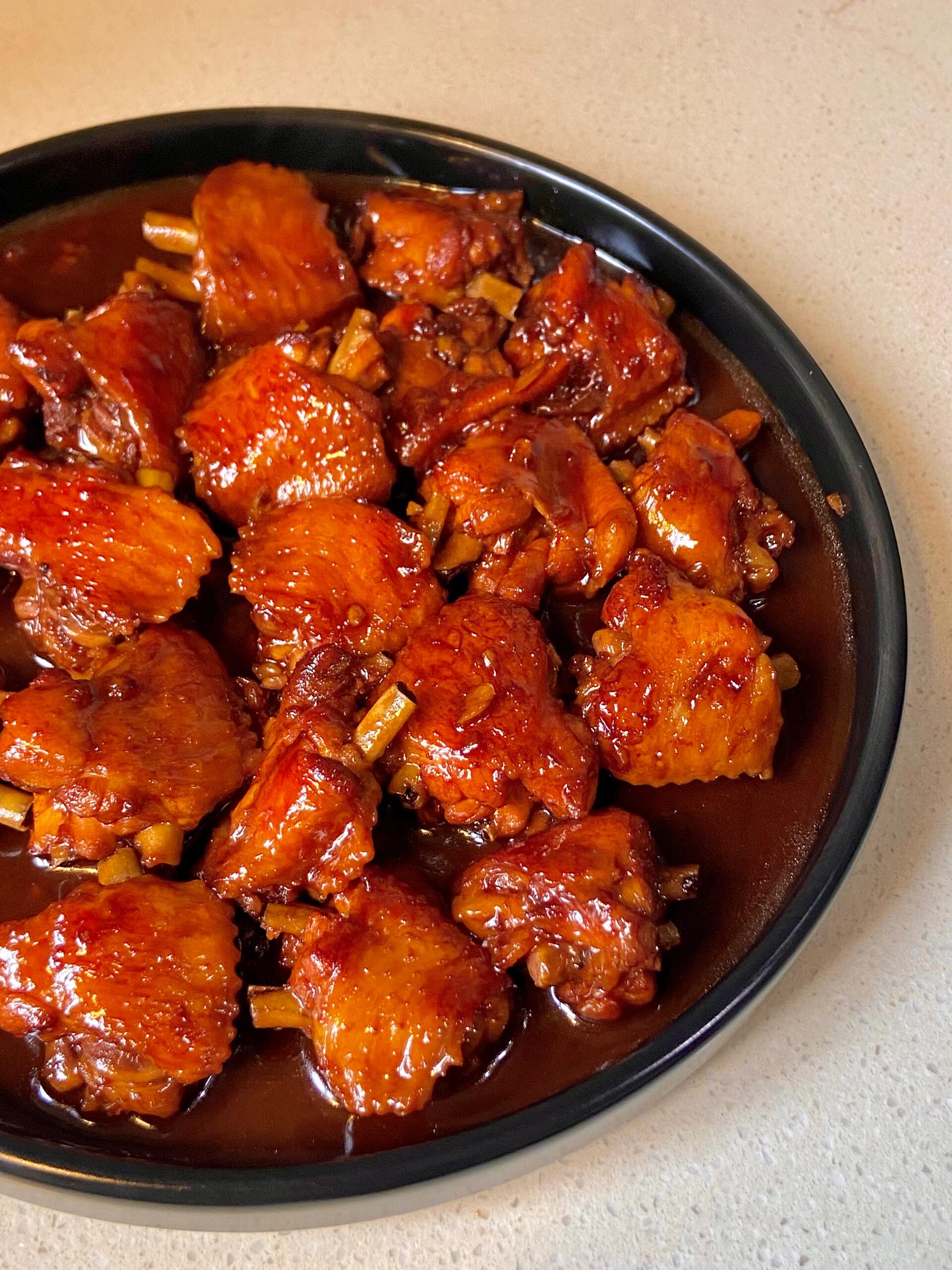 馋哭隔壁小孩的红烧鸡翅
原本是想做江西辣鸡翅的 想着孩子吃不了 就临时改做了这道