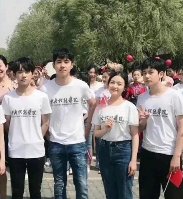 素颜下的明星也很普通。