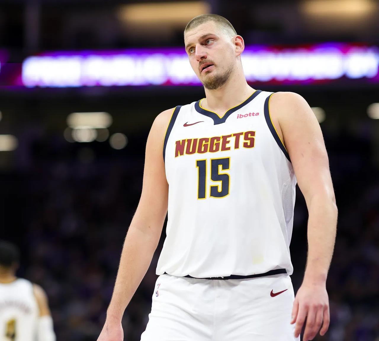 约基奇应该是NBA历史上最全面的中锋了吧，而且各项技能拉满……
中投三分
约基奇