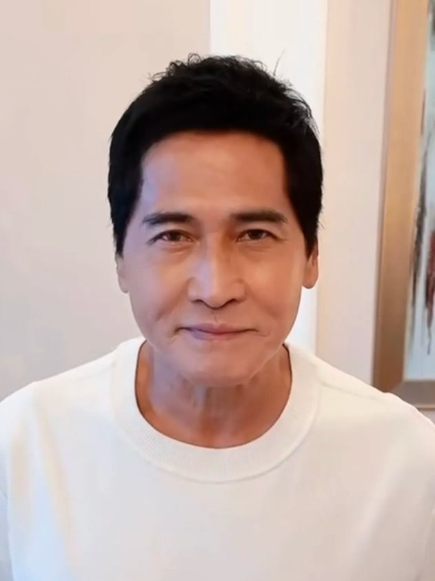 这是齐秦在为一场即将举办的商演做宣推 ，已没有了三十多年前的墨镜神韵 ，不过还可